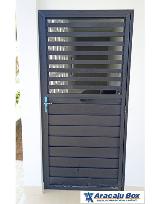 Porta em alumínio preto de abrir